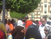 أولياء أمور يقطعون الطريق أمام محافظة القاهرة لإلحاق أبنائهم التجريبيات