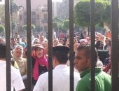 أولياء أمور التجريبيات يحاولون دخول بوابة محافظة القاهرة ويقطعون الطريق