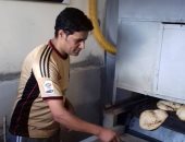 بالصور.. صاحب مخبز يوزع خبز مجانى على الأهالى بالمراغة