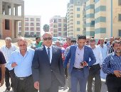 بالصور .. محافظ السويس يتفقد مساكن تطوير العشوائيات بمدينة العبور