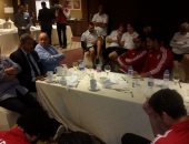 بالصور .. الوزير يجتمع بلاعبى المنتخب بعد تناول العشاء