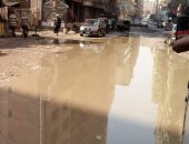 بالصور.. أهالى منطقة العشرين يشكون غرق شارع فيصل بمياه الصرف الصحى 