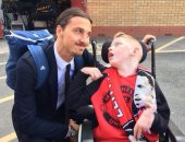 بالصور.. كيف رسم إبراهيموفيتش ورفاقه البسمة على "طفل" مانشستر؟