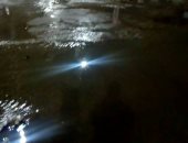 بالفيديو والصور.. غرق شوارع المنزلة بعد انفجار ماسورة مياه بشارع الرياح