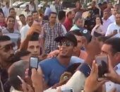 بالفيديو.. استقبال جماهيرى حافل لمحمد رمضان بمطار القاهرة عقب عودته من دبى