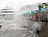 بالصور.. انقاذ طاقم سفينة ركاب كورية من الغرق بسبب إعصار "تشابا" 
