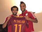محمد صلاح يهدى مدافع الزمالك قميص روما