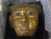قطاع المتاحف يشكل لجنة لفحص القناع الذهبى بعد تسليمه للمتحف المصرى