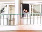 مبارك يلوح بيده من نافذة مستشفى المعادى العسكرى لأنصاره