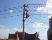 بالصور.. أهالى قرية الصيادين بكفر الشيخ يشكون من تهالك أعمدة الكهرباء
