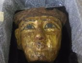 مواطن يسلم المتحف المصرى قناعا ذهبيا ينتمى للعصور القديمة
