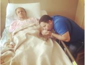إدوارد ينشر صورة والدته فى المستشفى معلقا: "احنا عايشين بحسك فى الدنيا"