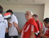 بالصور.. كوبر وحازم إمام يحفزان لاعبى المنتخب بـ"علم مصر"