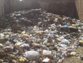 قارئ يشكو من تراكم القمامة أمام بيت ثقافة العسيرات فى سوهاج 