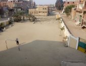 بالصور..مدرسة عثمان بن عفان بالشرقية بدون "سور" بعد هدم المبنى المجاور لها