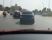 بالصور.. سيارة بدون لوحات معدنية تتجول فى شارع الهرم
