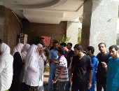 بالصور.. وقفة احتجاجية للعاملين بمستشفى الفيوم الجامعى بسبب حقوقهم المالية