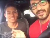 بالفيديو.. أحمد حلمى يوصل أحد معجبيه إلى الدرس بعد لقائه معه صدفة