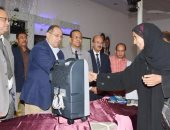 محافظ سوهاج يوزع 59 سماعة طبية على المرضى فى حفل لنقابة الأطباء