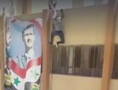 بالفيديو.. سقوط طفل سورى خلال تسلقه مبنى مدرسة لتثبيت العلم