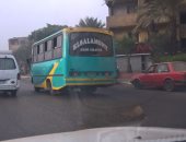 بالصور.. سيارة بدون لوحات معدنية تتجول فى شارع أحمد حلمى