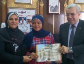 وكيل "تعليم القليوبية" يكرم الطالبة المثالية على مستوى المحافظة