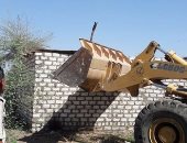 إزالة حوائط خرسانية مخالفة بأرض مصنع الخشب فى مركز فارسكور بدمياط
