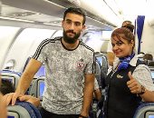 باسم مرسى يلتقط صورة تذكارية مع المضيفة على طائرة الزمالك 