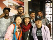 صينيون يلتقطون صورا مع لاعبى الزمالك فى مطار القاهرة