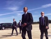 بالفيديو.. أوباما يخلع خاتم زواجه قبل مصافحته للجمهور بنورث كارولينا 
