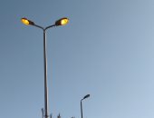 قارئ يرصد أعمدة إنارة مضاءة عصراً فى شارع النزهة بمصر الجديدة