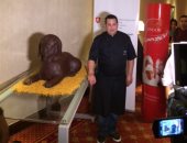 بالصور.. سفارة سويسرا بالقاهرة تطلق مهرجان الشيكولاتة بتمثال لأبى الهول