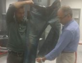 لجنة بمطار القاهرة لفحص بنطلون بـ850 جنيه استرلينى وجماركه 4 آلاف