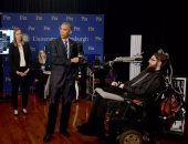 أوباما يلتقى مع أول شخص فى العالم تمكن من الشعور بالأطراف الروبوتية