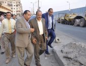 بالصور.. رئيس حي غرب شبرا الخيمة يتفقد أعمال رصف شارع جمال عبد الناصر