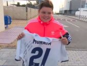 بالفيديو.. موراتا يصطحب مشجعا صغيرا فى سيارته ويمنحه هدية ثمينة