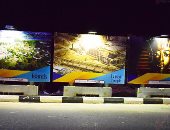 بالصور.. محافظة الأقصر تواصل تركيب 52 لافتة دعاية لمؤتمر السياحة العالمى