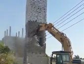 إزالة أساسات برج بدون ترخيص بمدينة مغاغة بالمنيا