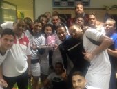 بالصور .. لاعب الطلائع يحتفل بمولوده "أوزيل" فى غرفة خلع الملابس 