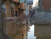 بالصور.. غرق شوارع قرية المنشأة الكبرى فى كفر الشيخ بمياه الصرف الصحى