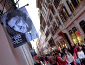 بالصور.. شوارع روما تتزين بصور النجم الراحل جريجورى بيك