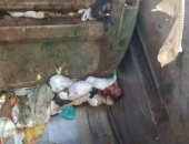 رواد "فيس بوك" يتداولون صورة طفل ملقى داخل صندوق إحدى سيارات القمامة
