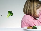 دراسة: إجبار الأطفال على تناول وجباتهم يصيبهم بالسمنة
