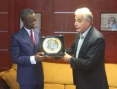 بالصور.. محافظ جنوب سيناء يلتقى رئيس البرلمان الأفريقى ويهديه درع المحافظة