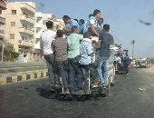 بالصور.. طلاب المدارس بدمياط ينتقلون لمدارسهم بسيارات النقل والتروسيكل  