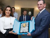 لطيفة تنشر صورة تكريمها من القوات المسلحة المصرية على "تويتر"