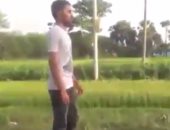 بالفيديو.. شاب هندى يسجل لحظة مرور القطار فوق صديقه