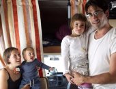 على غرار  الأمهات.. إسبانيا توافق على منح الآباء إجازة مدفوعة لرعاية الطفل