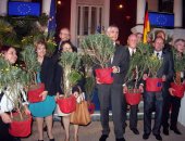 سفراء الاتحاد الأوروبى يقدمون أشجارا تزرع بالقاهرة بمناسبة "يوم المناخ"