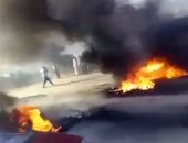 بالفيديو..الأهالى يشعلون النيران فى إطارات السيارات بطريق بلبيس لإنشاء مطب